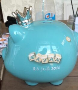 spaarpot nageschilderd van Geboortekaartje