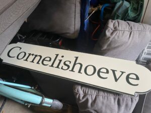 Bord gemaakt van hout met synthetische verf geschilderd