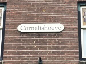 En hier hangt het! Bord gemaakt van hout met synthetische verf geschilderd