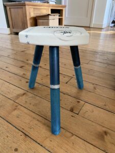 Krukje in stijl geschilderd van het geboortekaartje