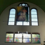 Alle tekeningen bij elkaar en de banner in de Pauluskerk in Breukelen