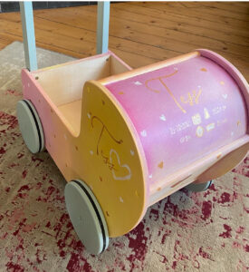 Poppenwagen geschilderd in stijl geboortekaartje