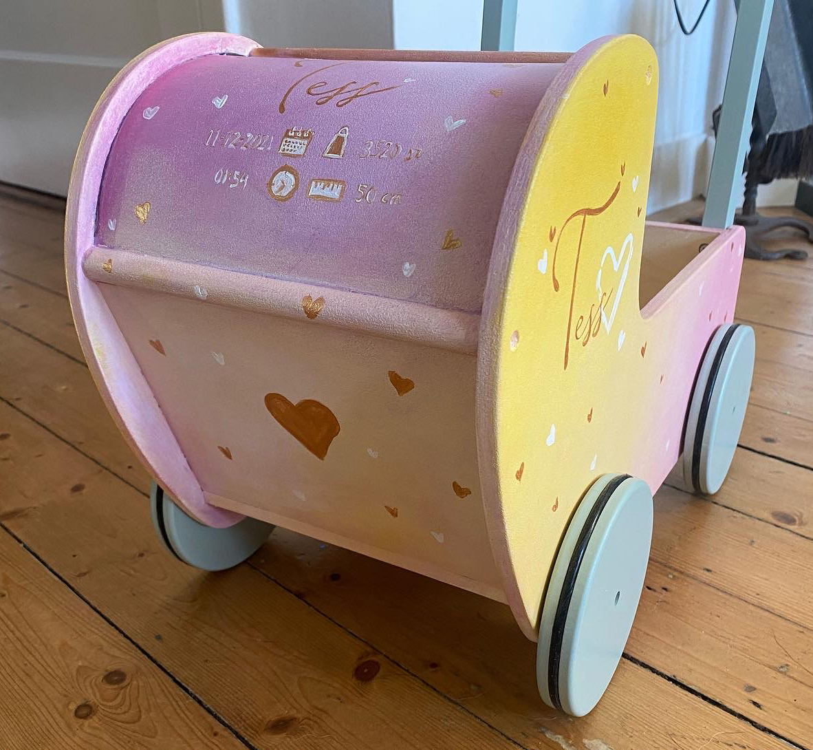 Poppenwagen geschilderd in stijl geboortekaartje